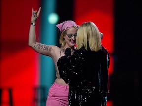 Une manifestante seins nus monte sur scène lors d'une présentation d'artiste par Avril Lavigne lors des Juno Awards 2023 à Rogers Place à Edmonton, le lundi 13 mars 2023. David Bloom/Postmedia