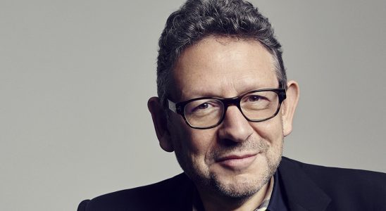 Universal Music prolonge le contrat du président-directeur général Lucian Grainge, avec une attribution unique d'actions pouvant atteindre 100 millions de dollars.