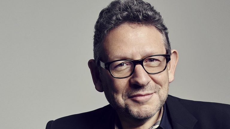 Universal Music prolonge le contrat du président-directeur général Lucian Grainge, avec une attribution unique d'actions pouvant atteindre 100 millions de dollars.
	
	
