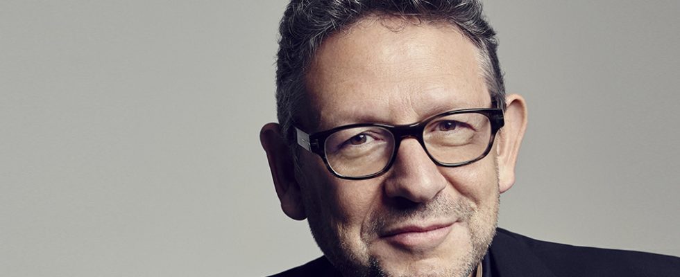 Universal Music prolonge le contrat du président-directeur général Lucian Grainge, avec une attribution unique d'actions pouvant atteindre 100 millions de dollars.