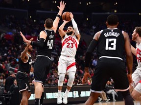 Le garde des Raptors de Toronto Fred VanVleet (23 ans) tire contre le centre des Los Angeles Clippers Ivica Zubac (40 ans) lors du match de mercredi.