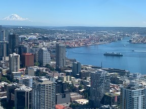 Le mont Rainier aux sommets enneigés se démarque de la plate-forme d'observation de la Space Needle.  Lance Hornby/Soleil de Toronto