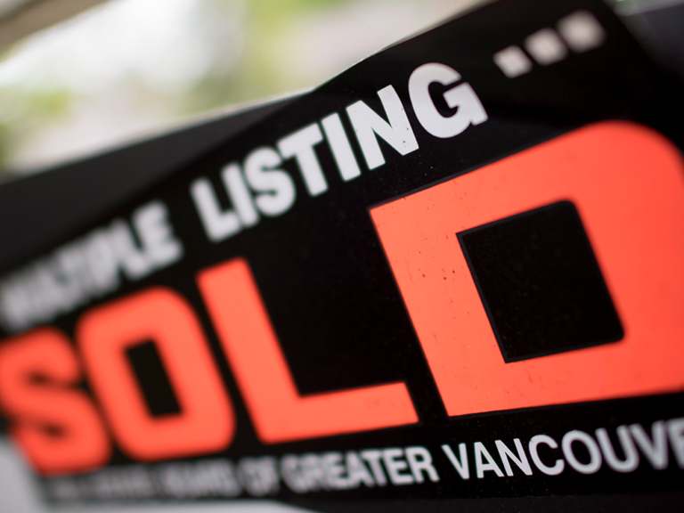 Ventes de maisons à Vancouver en baisse de 47,2 % en février, prix en baisse de 9,3 % sur un marché atone