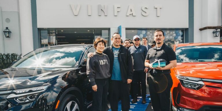 VinFast livre les premiers véhicules électriques VF8 City Edition aux clients américains