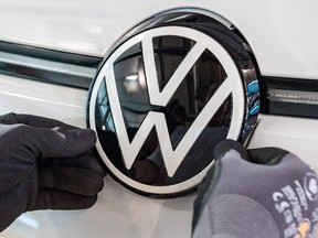 (FICHIERS) Dans cette photo d'archive prise le 08 juin 2021, un logo VW est visible sur la chaîne de montage de la voiture électrique Volkswagen (VW) ID 3 du constructeur automobile allemand Volkswagen, sur le site de production 'Glassy Manufactory' (Glaeserne Manufaktur) à Dresde, Allemagne de l'Est.