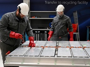 Les employés de Volkswagen déconnectent les anciens systèmes de batterie de toutes leurs pièces dans une usine de recyclage de batteries dans une ligne pilote de production de cellules de batterie.