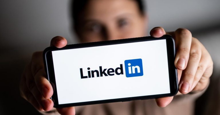 Vous pouvez désormais « améliorer » votre profil LinkedIn avec des « suggestions » écrites par l’IA