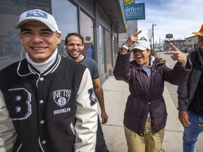 Après être entré au Canada à Roxham Rd, un passage frontalier irrégulier au Québec, Lorey, de Colombie (au milieu), se promène avec d'autres demandeurs d'asile, qui font partie des milliers qui ont été transportés dans des hôtels à Niagara Falls, en Ontario. , en balade le vendredi 24 mars 2023.