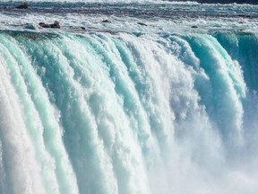 Appelant cela une «crise» humanitaire, le maire de Niagara Falls exhorte Ottawa à faire plus que simplement déposer les migrants dans la ville touristique.