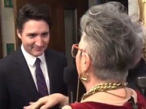 Justin Trudeau s'entretient avec Mary Walsh et son personnage de comédie Marg Delahunty TV jeudi à Ottawa.