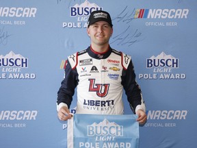 William Byron, conducteur de la Chevrolet #24 Liberty University, pose pour des photos après avoir remporté le prix de la pole lors des qualifications pour le Grand Prix automobile NASCAR Cup Series EchoPark au Circuit of The Americas le 25 mars 2023 à Austin, Texas.