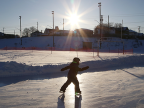 Sun silhouettes un patinage enfant