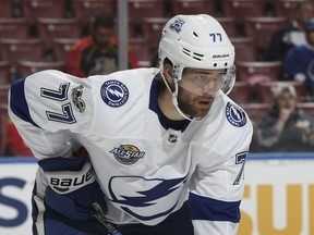 Le défenseur du Lightning d'ampa Bay Victor Hedman (77 ans) se prépare pour une confrontation contre les Panthers de la Floride au cours de la première période d'un match de hockey pré-saison de la LNH