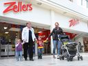 Des acheteurs passent devant le magasin Zellers du Woodbine Centre à Etobicoke le 26 mai 2011.