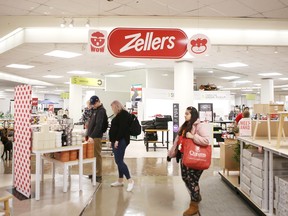 Les acheteurs visitent le magasin Zellers de 10 000 pieds carrés récemment ouvert à l'intérieur de The Bay dans le Cataraqui Centre à Kingston, en Ontario, le 23 mars 2023.