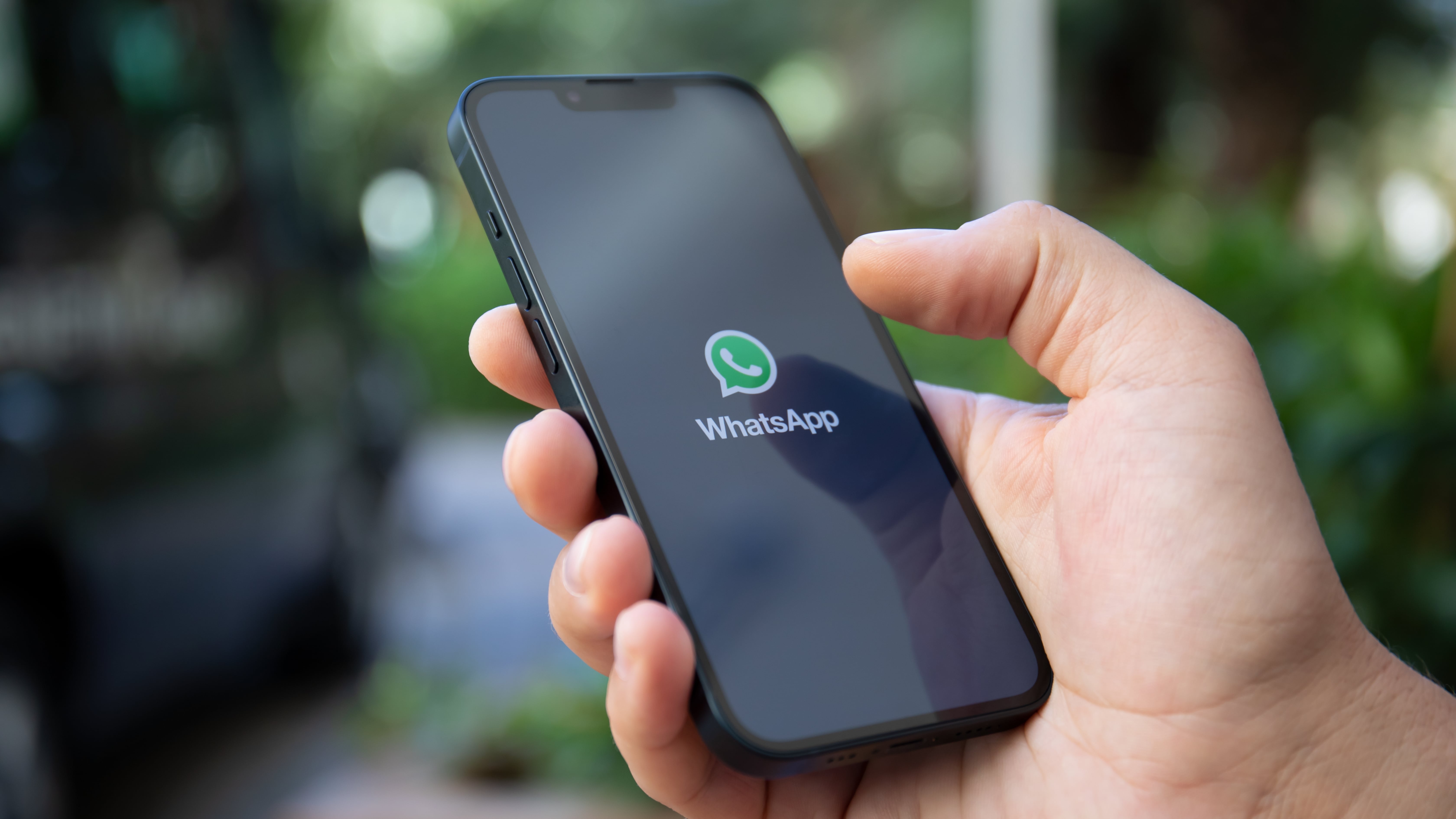 Logo WhatsApp sur l'écran de l'iPhone 14