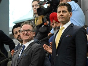 Les anciens détenus chinois Michael Kovrig et Michael Spavor sont applaudis avant un discours du président américain Joe Biden à la Chambre des communes à Ottawa, le 24 mars 2023.