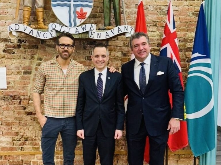 Ryan Reynolds fait un deuxième voyage à Ottawa alors que la vente des Sénateurs se réchauffe