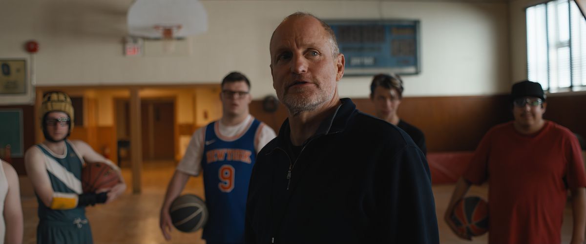 Woody Harrelson se tient devant son équipe dans Champions sur un terrain de basket.