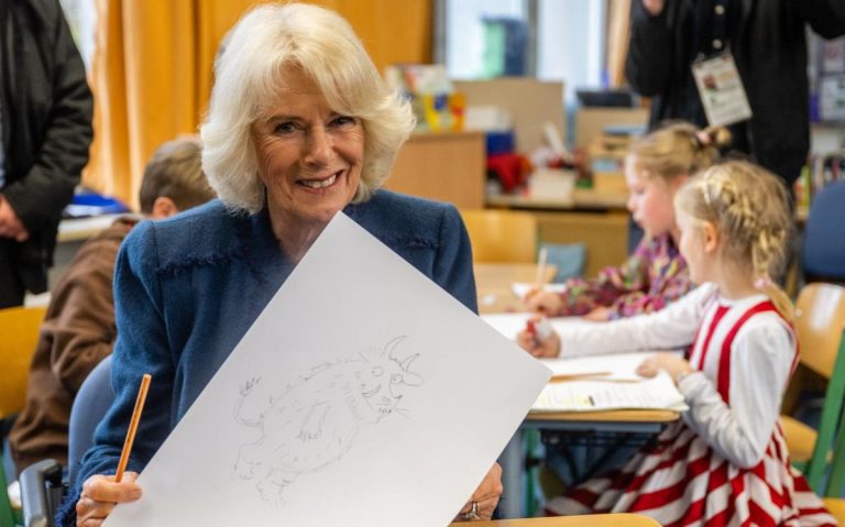 La reine Camilla dessine le Gruffalo après avoir lu le livre aux écoliers de Hambourg