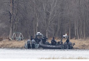 La Gendarmerie royale du Canada et la police mohawk d'Akwesasne fouillent le marais d'Akwesasne le vendredi 31 mars 2023.