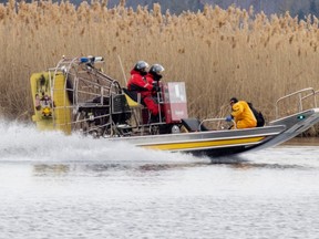 Un hydroglisseur du service d'incendie d'Akwesasne se joint à la recherche de victimes de noyade dans un marais à Akwesasne le vendredi 31 mars 2023.