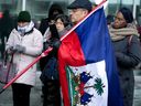 Un petit groupe se rassemble et écoute les conférenciers lors d'un mémorial en l'honneur de Fritznel Richard à Montréal, le dimanche 15 janvier 2023. Richard est mort en essayant de traverser la frontière canado-américaine le 4 janvier.