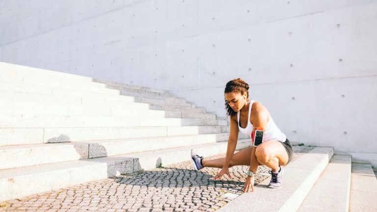 Ces 6 étirements pour débutants améliorent la flexibilité de vos ischio-jambiers, mollets et chevilles