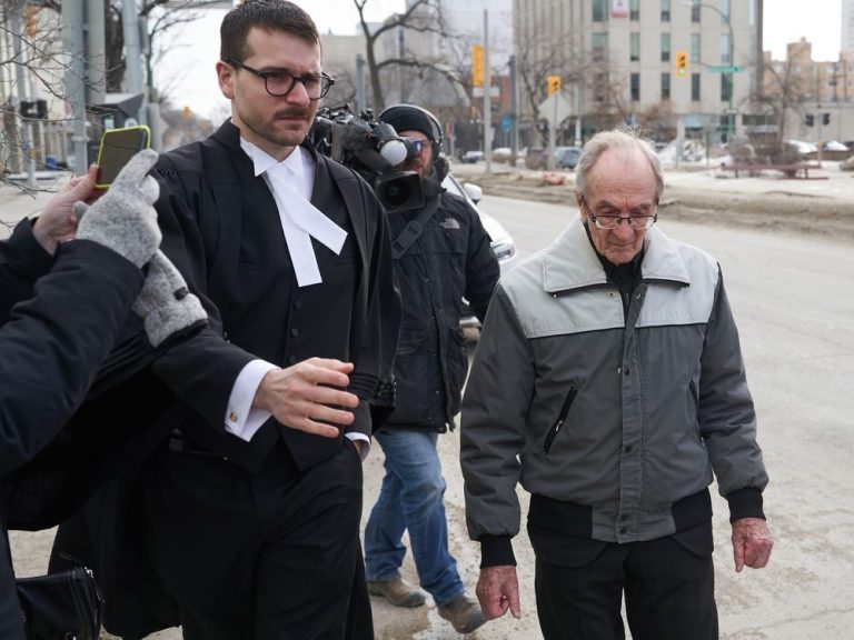 Un ancien prêtre acquitté d’agression après les allégations d’un survivant des pensionnats du Manitoba