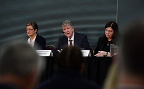 Le président de la Commission Michael MacDonald, les commissaires Leanne Fitch et Kim Stanton s'adressent à la famille, aux amis et au public alors que la Mass Casualty Commission présente son rapport final sur les fusillades de masse d'avril 2020, lorsqu'un homme armé qui, à un moment donné, s'est fait passer pour un policier, a causé la pire masse du pays. fusillade lors d'un saccage de 12 heures, à Truro, en Nouvelle-Écosse, au Canada, le 30 mars 2023.