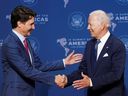 Le président américain Joe Biden accueille le premier ministre Justin Trudeau lors du neuvième Sommet des Amériques, à Los Angeles, en Californie.