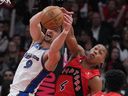 L'attaquant des Raptors Scottie Barnes (4) se bat pour le ballon avec les Wizards de Washington.