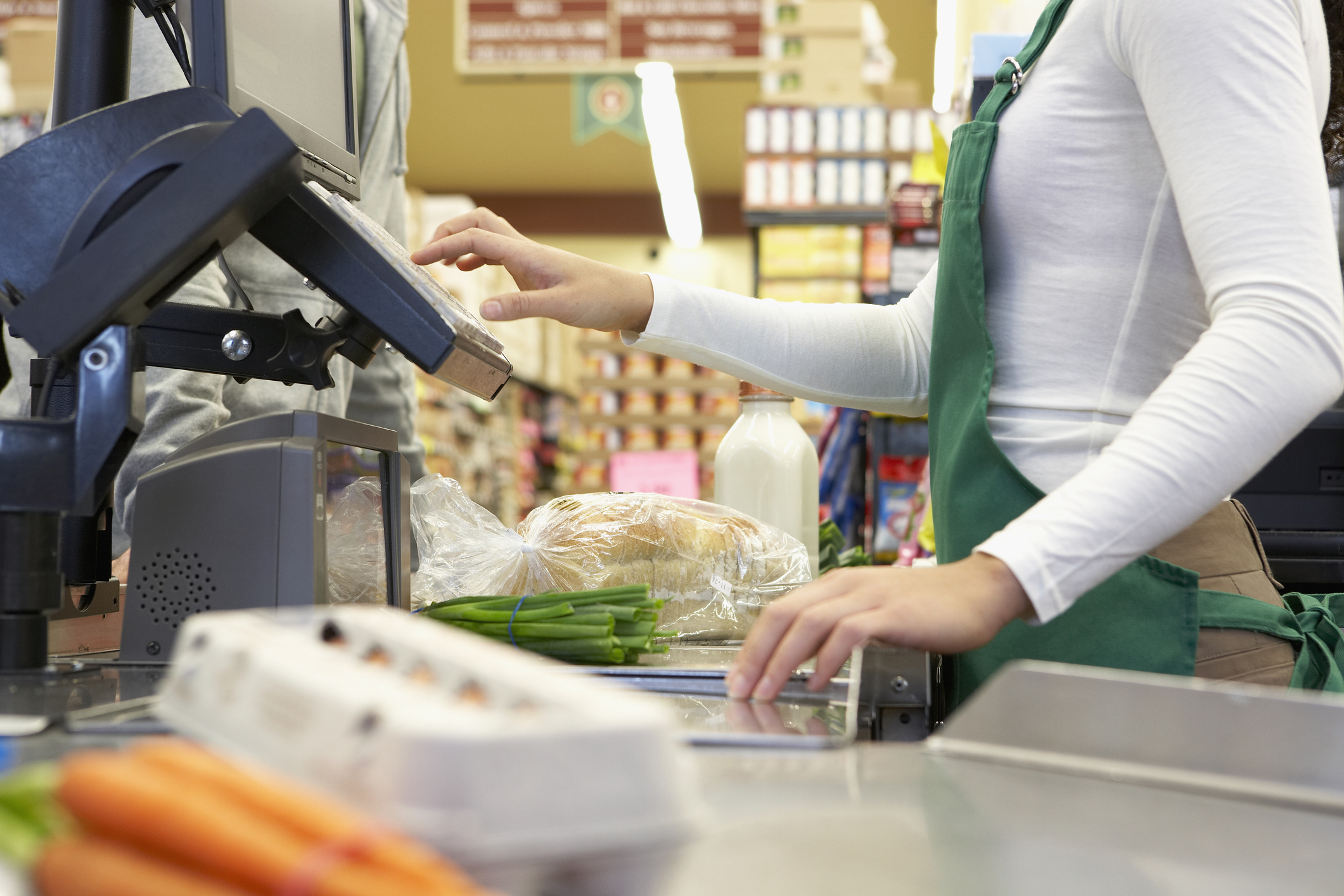 Caissier passant l'épicerie dans un système de point de vente