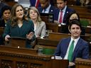 Le premier ministre du Canada, Justin Trudeau, regarde la vice-première ministre et ministre des Finances du Canada, Chrystia Freeland, présenter le budget du gouvernement fédéral pour l'exercice 2023-24 à la Chambre des communes sur la Colline du Parlement à Ottawa, Ontario, Canada le 28 mars 2023. REUTERS/ Blair Gable