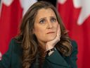 La ministre des Finances Chrystia Freeland participe à une conférence de presse avant de présenter le budget fédéral le 28 mars 2023 à Ottawa.