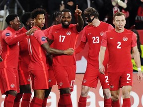 L'attaquant canadien Cyle Larin (17 ans) célèbre son but contre le Honduras avec ses coéquipiers lors de la première mi-temps de l'action de soccer de la Ligue des Nations de la CONCACAF à Toronto le mardi 28 mars 2023.