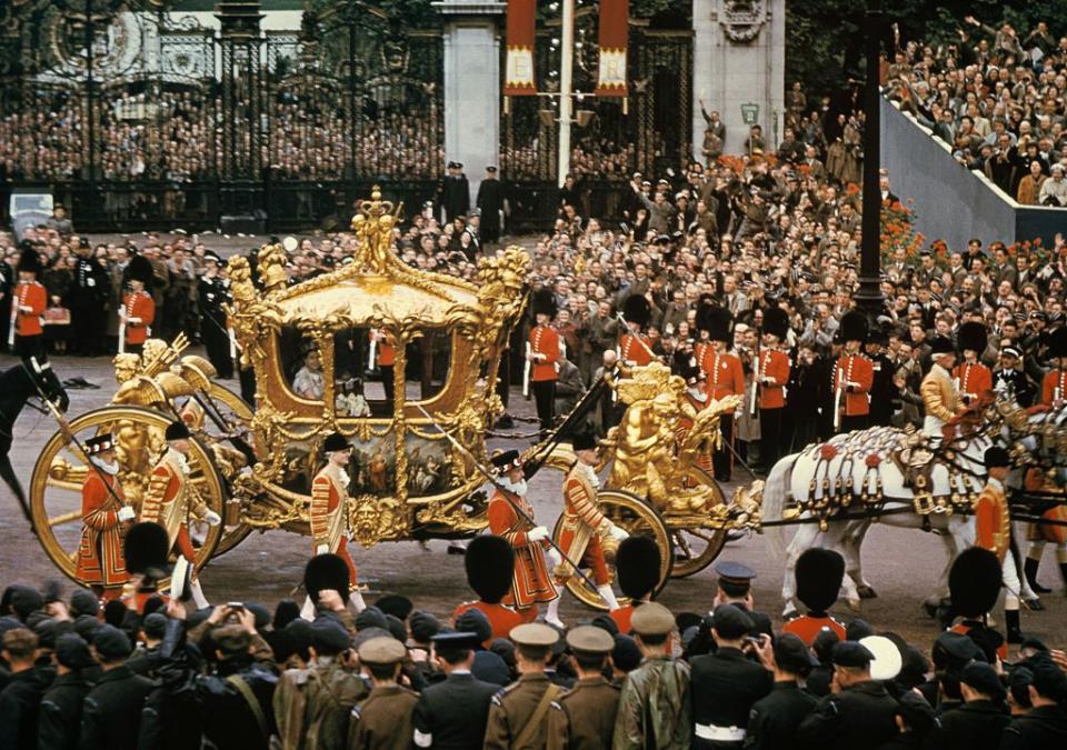 la reine elizabeth en calèche royale