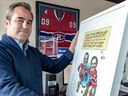 Le propriétaire/président des Canadiens, Geoff Molson, pose avec une caricature encadrée par Terry Mosher (Aislin) de la Gazette de Montréal dans son bureau au septième étage du Centre Bell.