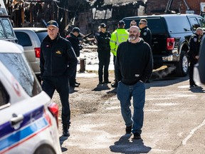 Le Service des incendies d'Ottawa enquête sur un incendie mortel sur le chemin First Line.  Dimanche 2 avril 2023. Cory Hilliard, qui vivait dans la maison, était sur les lieux dimanche après-midi pour s'entretenir avec le maréchal des pompiers.