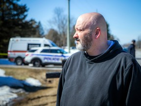 Le Service des incendies d'Ottawa enquête sur un incendie mortel sur le chemin First Line.  Dimanche 2 avril 2023. Cory Hilliard, qui vivait dans la maison, était sur les lieux dimanche après-midi pour s'entretenir avec le maréchal des pompiers.