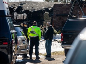 Les Services d'incendie d'Ottawa parlent à un résident de la maison, Cory Hilliard.