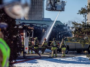 Le Service des incendies d'Ottawa enquête sur un incendie mortel sur le chemin First Line.  Dimanche 2 avril 2023.