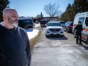 Le Service des incendies d'Ottawa enquête sur un incendie mortel sur le chemin First Line.  Dimanche 2 avril 2023. Cory Hilliard, qui vivait dans la maison, était sur les lieux dimanche après-midi pour s'entretenir avec le maréchal des pompiers.