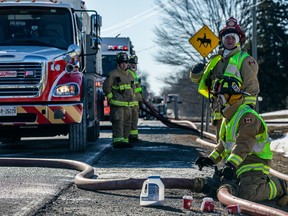 Le Service des incendies d'Ottawa enquête sur un incendie mortel sur le chemin First Line.  Dimanche 2 avril 2023.