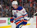 Le centre des Oilers d'Edmonton Ryan Nugent-Hopkins (93) célèbre après avoir marqué un but contre les Golden Knights de Vegas lors de la première période au T-Mobile Arena. 