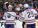 LAS VEGAS, NEVADA - 28 MARS: Evan Bouchard # 2 et Leon Draisaitl # 29 des Oilers d'Edmonton célèbrent le but de Bouchard en avantage numérique en première période contre les Golden Knights de Vegas lors de leur match au T-Mobile Arena le 28 mars 2023 à Las Vegas, Nevada.