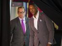 L'entraîneur-chef des Raptors Nick Nurse (à gauche) et le président Masai Ujiri doivent trouver un moyen de remettre l'équipe sur les rails.