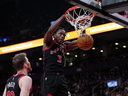 L'attaquant des Raptors OG Anunoby (3) lance le ballon contre le Heat lors de la deuxième mi-temps de la NBA à la Scotiabank Arena de Toronto, le mardi 28 mars 2023.