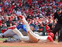 Danny Jansen, numéro 9 des Blue Jays de Toronto, touche Nolan Gorman, numéro 16 des Cardinals de St. Louis, pour un retrait en sixième manche au Busch Stadium samedi.