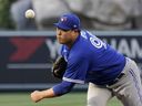 Le lanceur partant des Blue Jays de Toronto, Hyun Jin Ryu, lance au marbre lors de la première manche d'un match de baseball contre les Angels de Los Angeles, le jeudi 26 mai 2022, à Anaheim, en Californie.